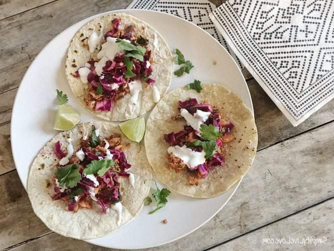 Salm-Straattaco's Goedgekeur Deur 5/6 Van My Gesin 7 Dien salm straat tacos op met lemmetjiewiggies, gekapte jalapeno en koljander