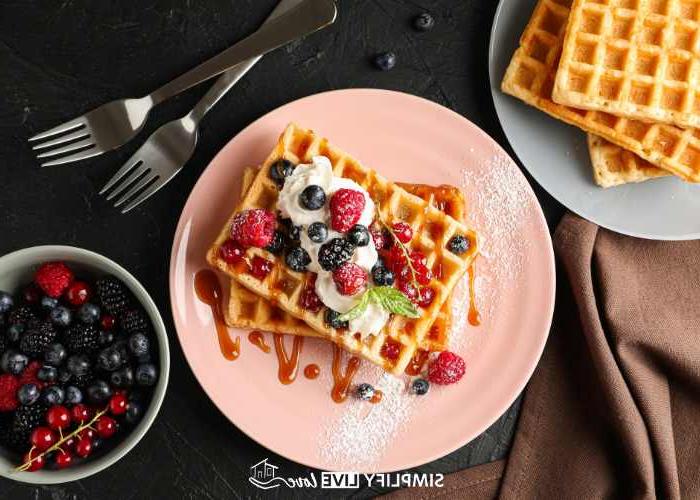 Geld en Etes: Ontsluit die Geheim van Suksesvolle Gesinsmaaltydbeplanning 7 waffles on pink plate with berries, whipped cream, and honey for toppings