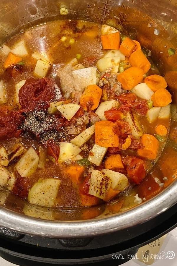 Plaas alle bestanddele in Instant Pot vir hamburger sop (1)