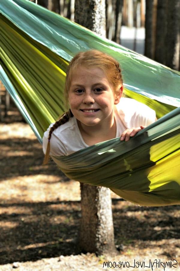 Kampwenke: Beplan Jou Eerste Gesinskampreis 7 Kind in 'n hangmat by Yellowstone, verpakking vir kampwenke