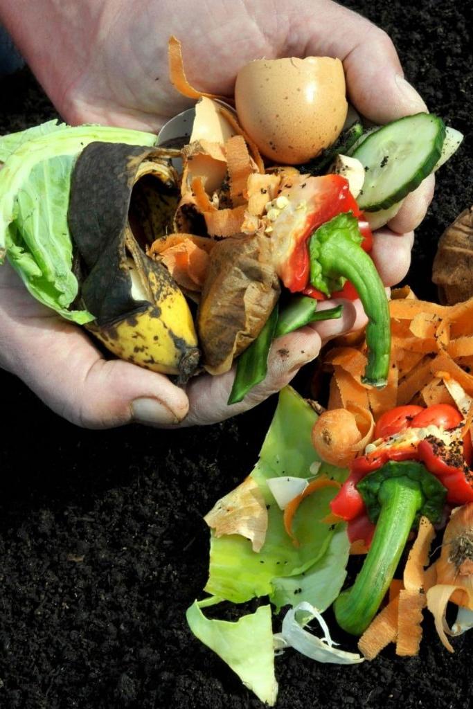 Πώς να Διατηρήσετε το Κομπόστ σας Ενεργό τον Χειμώνα 7 Στρατηγική μόνωση κομπόστ: Στοίβες από μπάλες άχυρου γύρω από έναν σωρό κομπόστ, ενισχύοντας τη θερμομόνωση και την προστασία από τον αέρα.