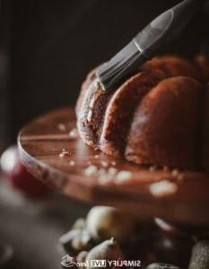 bedek die koek met gesmelte botter
