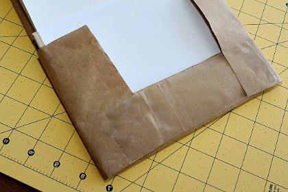 Hoe om 'n boekomslag met bruinpapier en kleeflint te maak