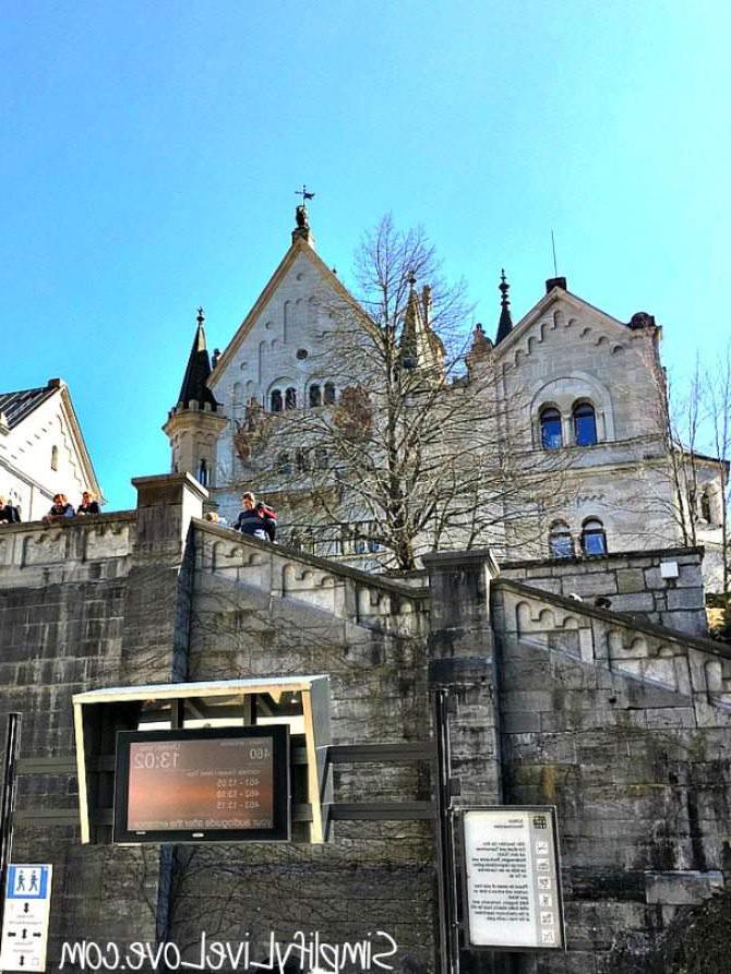 Neuschwanstein is 'n ongelooflike sprokieskasteel in Hohenschwangau, Beiere, Duitsland en is so 'n magiese plek vir kinders en volwassenes ook. Hier is wat jy moet weet oor die besoek van Neuschwanstein met kinders op jou Europese Gesinsvakansie. Wag in die binnehof vir 'n toer van Neuschwanstein