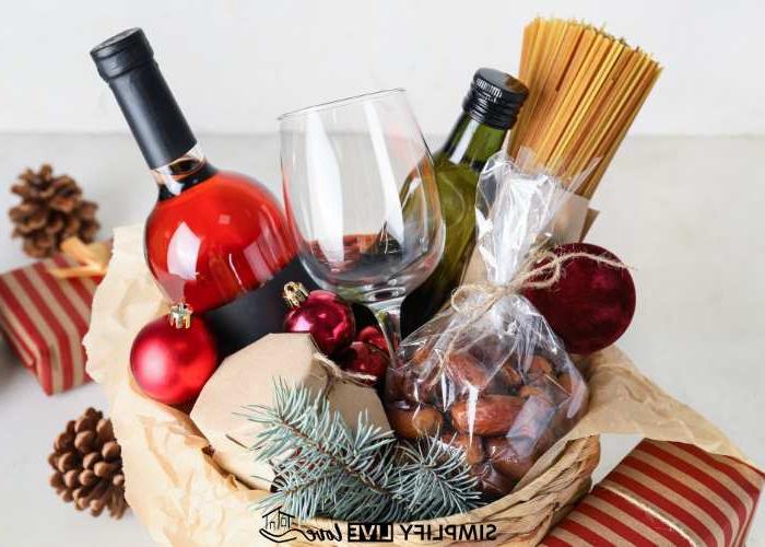 6 Συμβουλές για Εύκολα και Όμορφα Οινικά Καλάθια Δώρων 8 Ιταλικό θεματικό καλάθι δώρου κρασιού με κρασί, ζυμαρικά, λάδι, χριστουγεννιάτικα στολίδια και χουρμάδες