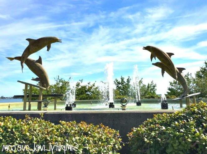 Σιντριβάνι με δελφίνια στο Bayfront Park.