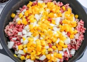 Braai gemaalde beesvleis, ui, en soetrissie in een pan