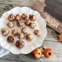 Geglasuurde Appelpoffertjiekoekie Happies 9 Appelbeignet Koekiehappies gemaak met Bob's Red Mill vir die 50 State van Koekies veldtog!