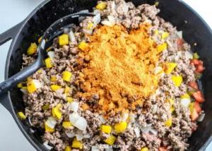 Voeg beesvleis, tamaties en geursel by