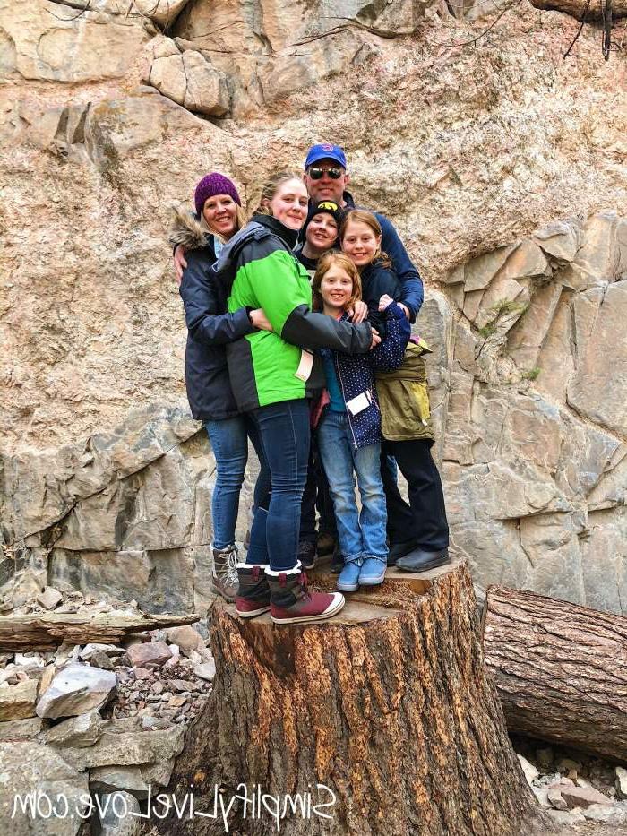 Gunsteling Dinge van ons 2018 Gesinslentevakansie Colorado-styl! 9 familie portret op 'n boomstomp by Hanging Lake in Glenwood Canyon