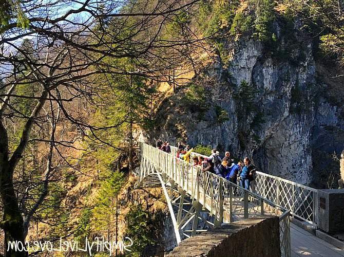 Neuschwanstein is 'n ongelooflike sprokieskasteel in Hohenschwangau, Beiere, Duitsland en is so 'n magiese plek vir kinders en volwassenes ook. Hier is wat jy moet weet oor die besoek van Neuschwanstein met kinders op jou Europese Gesinsvakansie. Marienbrücke by Neuschwanstein