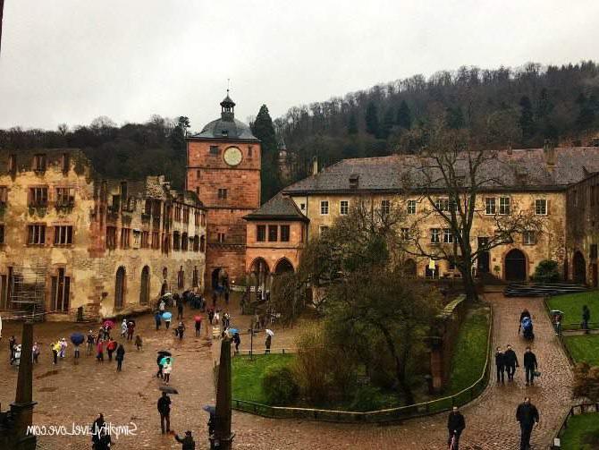 Heidelberg, Duitsland is 'n besoek werd op jou Europese vakansie! 10 Heidelberg Kasteel Binneplaas