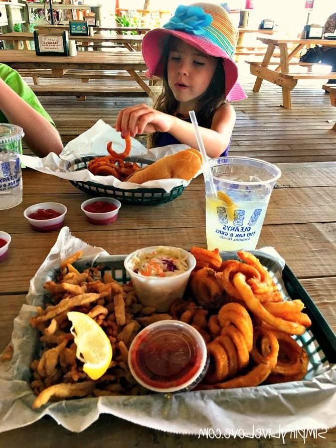 O'Leary's Tiki Bar & Grill, ένα δημοφιλές σημείο φαγητού και ποτού.