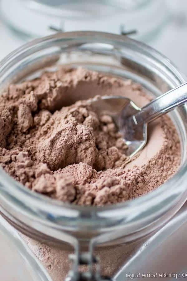Σπιτικό μείγμα ζεστής σοκολάτας σε κούπα με marshmallows