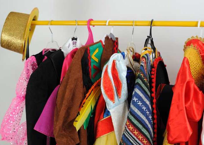 50+ Ιδέες για Φθινοπωρινές Δραστηριότητες που Κάθε Οικογένεια Πρέπει να Δοκιμάσει 4 Κοστούμια κρεμασμένα σε κρεμάστρα για τις Απόκριες