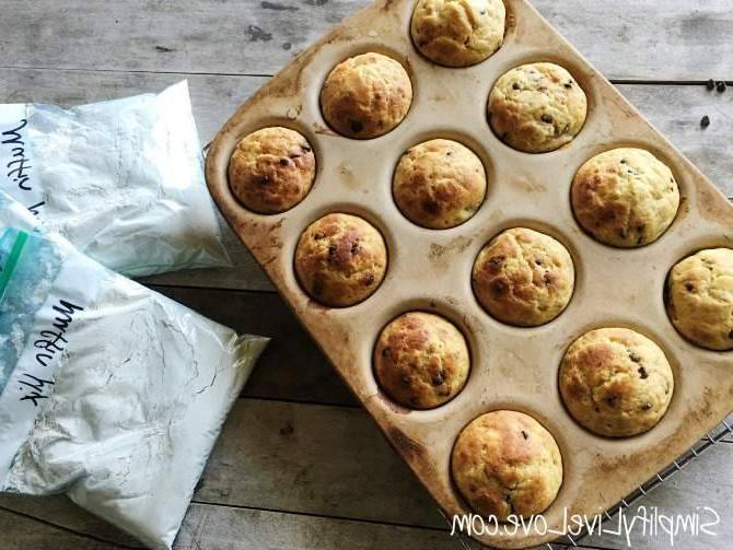 Διαφορετικά είδη muffins σε ξύλινη επιφάνεια με φρούτα