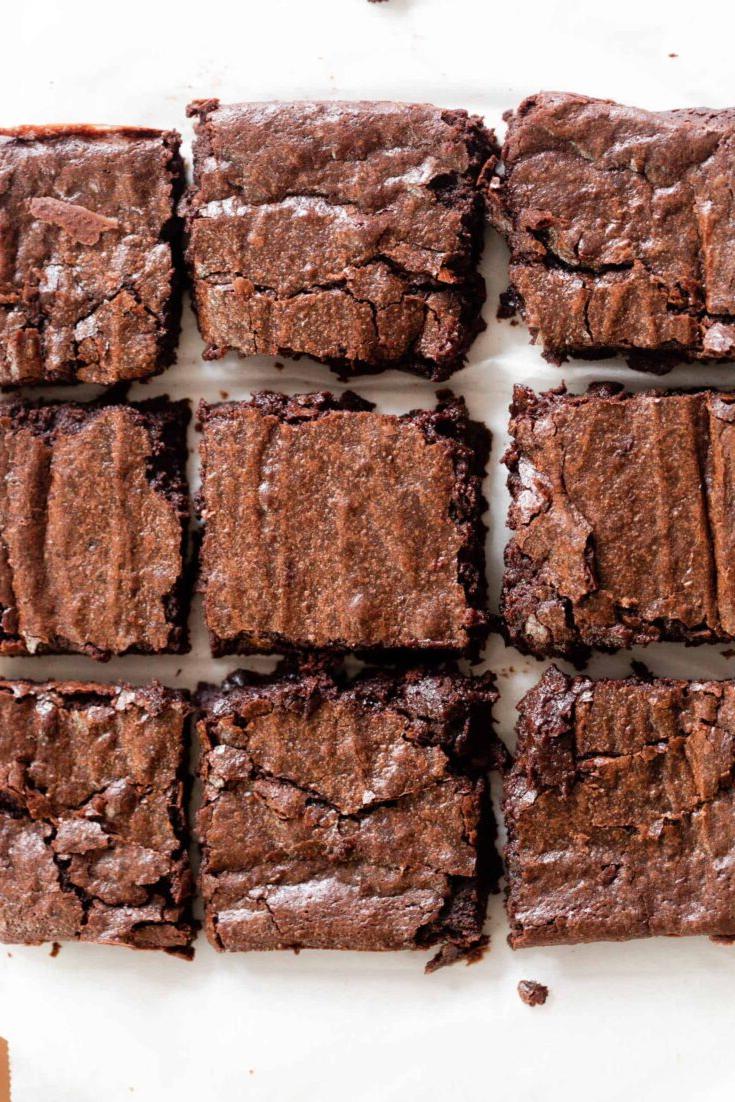 Ζουμερά σπιτικά brownies σε ξύλινη σανίδα