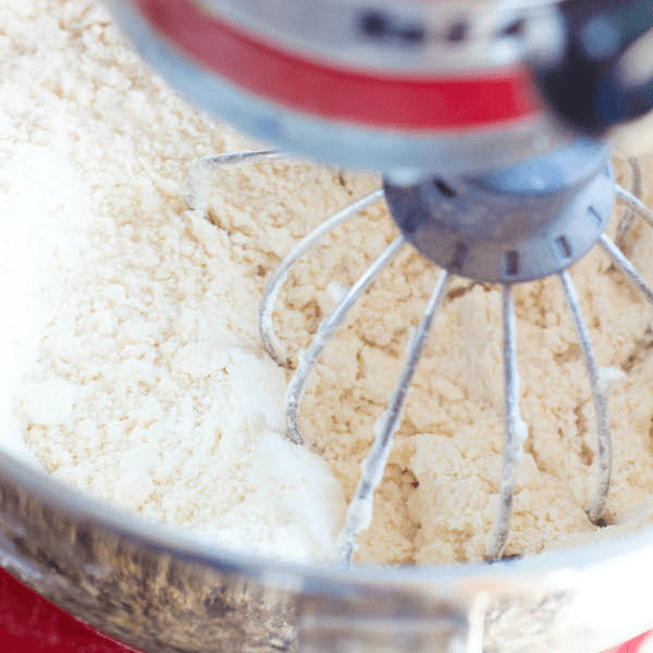 Σπιτικό μείγμα Bisquick σε μπολ, έτοιμο για χρήση