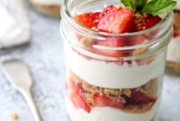 Layered Strawberry Yogurt Parfaits with Graham Cracker Crunch