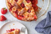 Sweet and Tangy Strawberry Rhubarb Pie