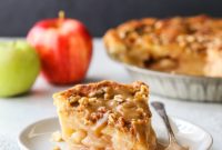 Golden Apple Pear Praline Pie
